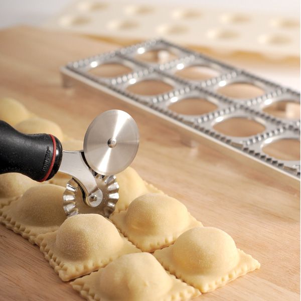 GRIP EZ RAVIOLI PASTRY CUTTER